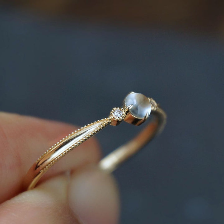 Bague simple en zircon blanc incrusté de cabochon de pierre de lune Olivenorma