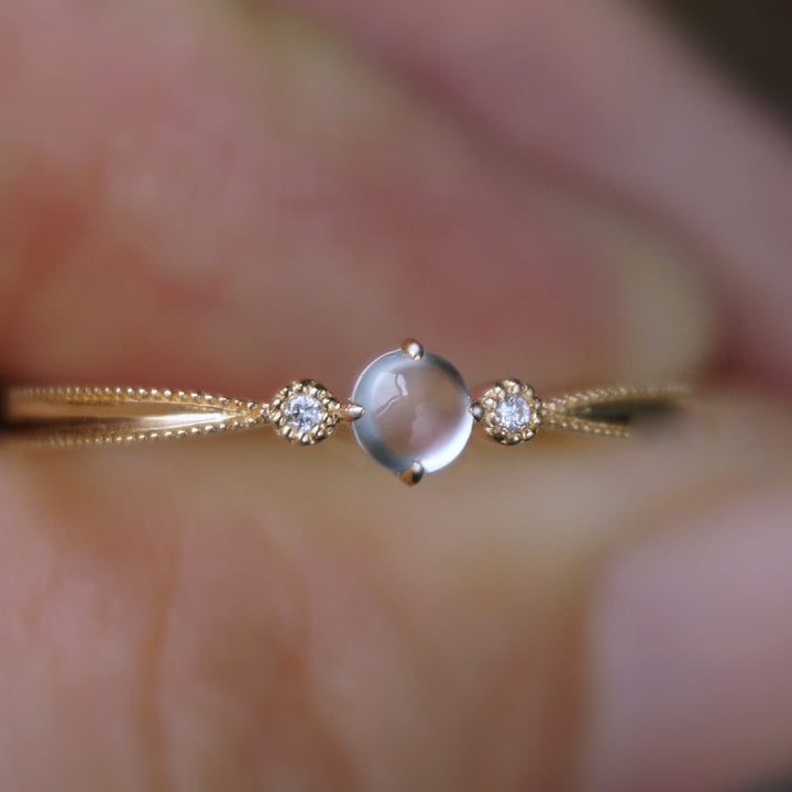 Bague simple en zircon blanc incrusté de cabochon de pierre de lune Olivenorma