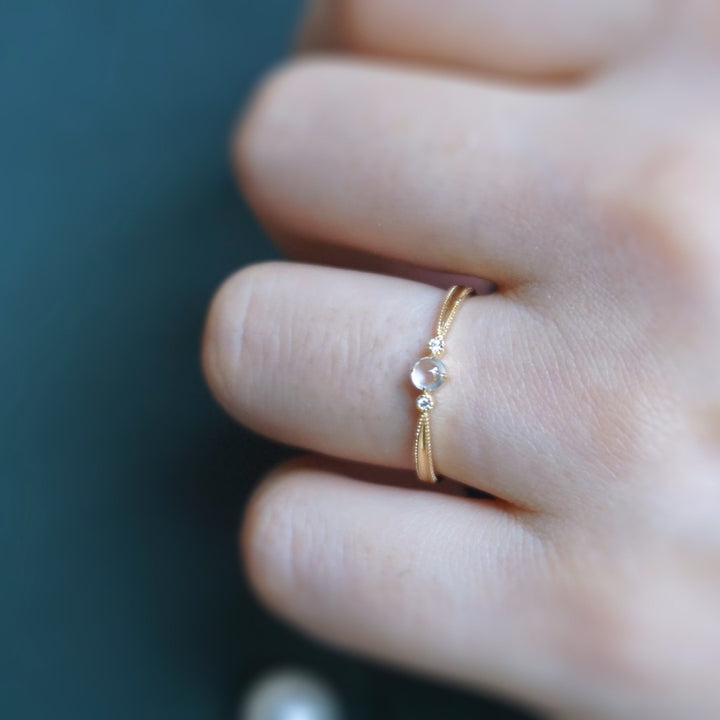 Bague simple en zircon blanc incrusté de cabochon de pierre de lune Olivenorma