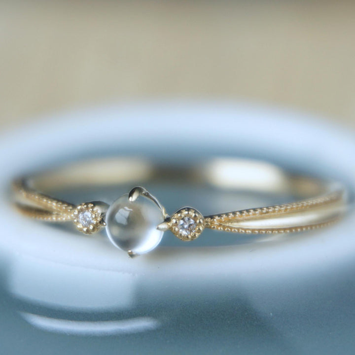 Bague simple en zircon blanc incrusté de cabochon de pierre de lune Olivenorma