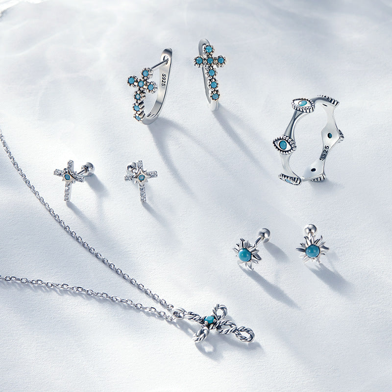 Boucles d'oreilles à tige en forme de croix solaire et mauvais œil turquoise Olivenorma