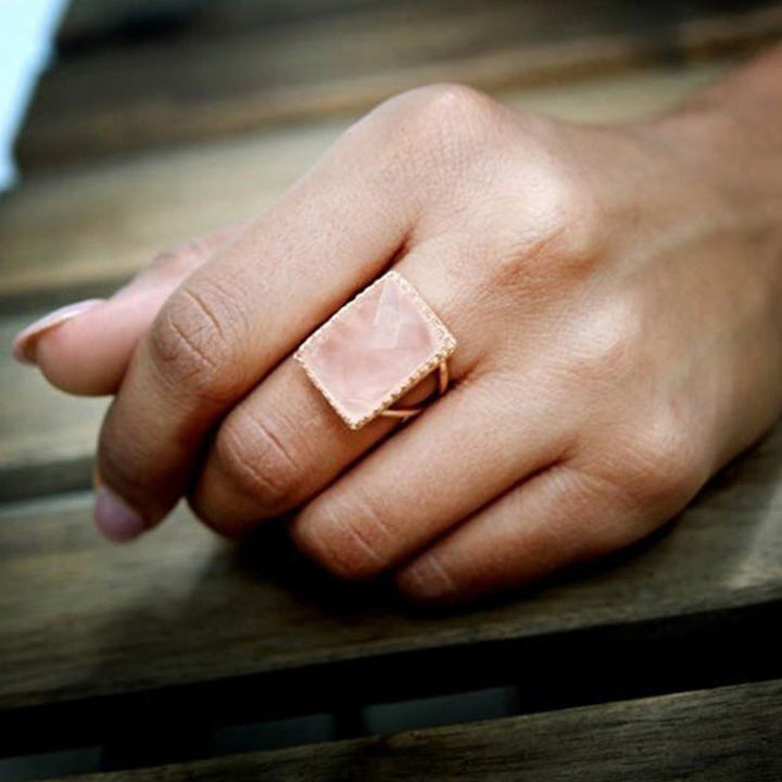 Bague cocktail rectangulaire large en quartz rose Olivenorma