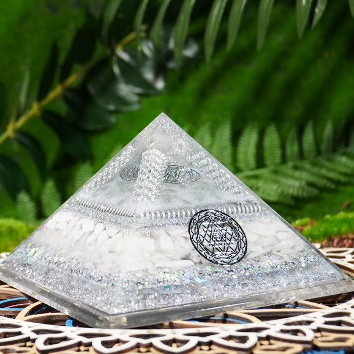 Pyramide d'orgone de guérison en pierre de lune en cristal transparent Olivenorma