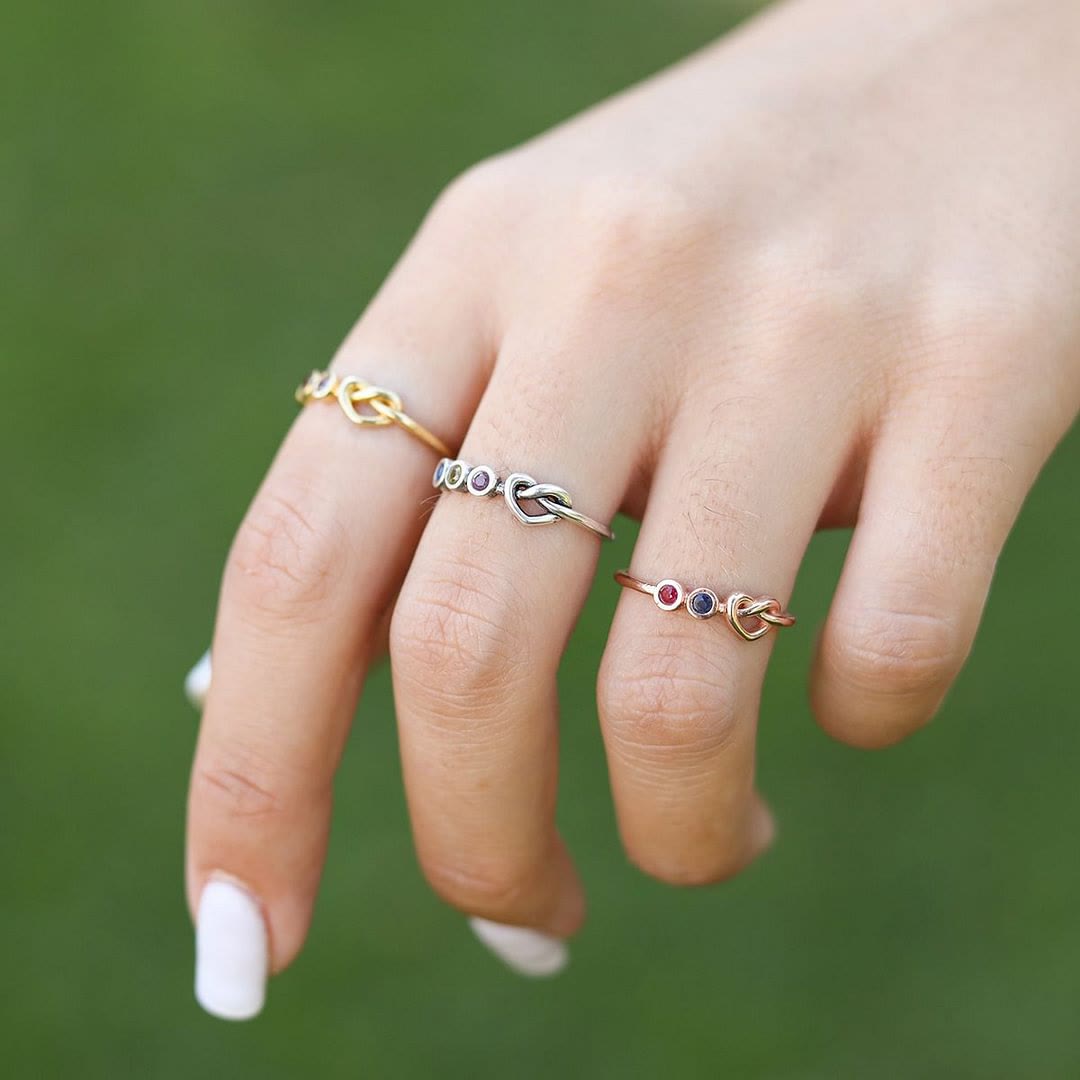 Bague avec pierre de naissance gravée en forme de cœur et liens personnalisés Olivenorma