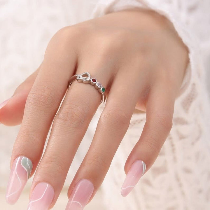 Bague avec pierre de naissance gravée en forme de cœur et liens personnalisés Olivenorma