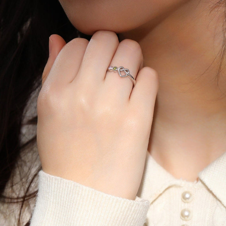 Bague avec pierre de naissance gravée en forme de cœur et liens personnalisés Olivenorma