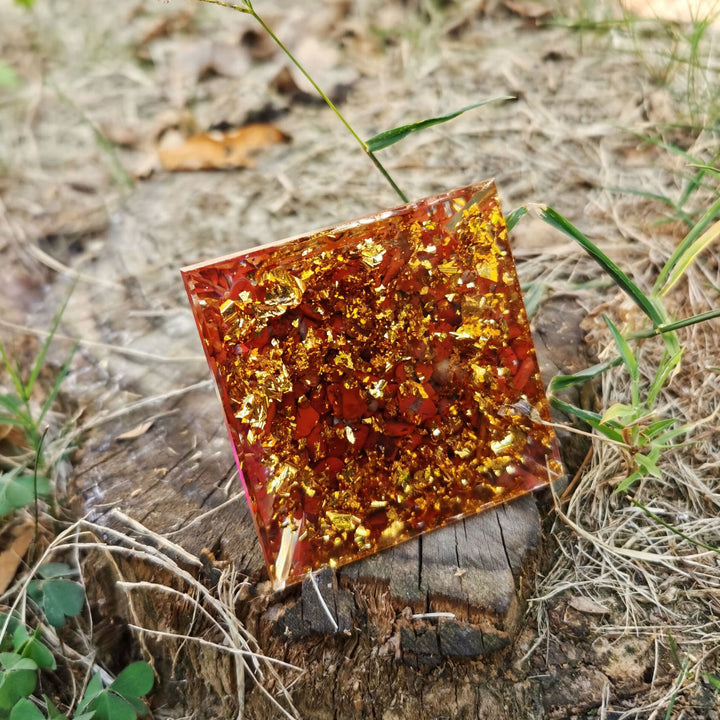 Pyramide d'orgone de l'arbre de vie en cristal rose et jaspe rouge Olivenorma