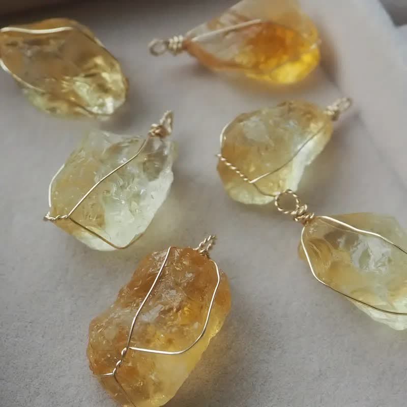 Collier avec pendentif enroulé en fil de fer et citrine naturelle Olivenorma