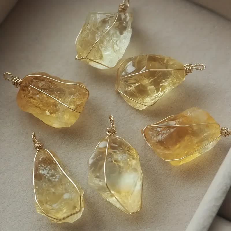 Collier avec pendentif enroulé en fil de fer et citrine naturelle Olivenorma