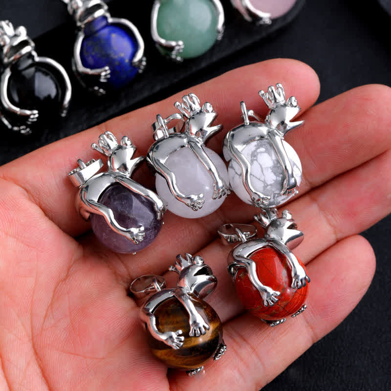 Collier pendentif en pierre naturelle avec grenouille drôle Olivenorma