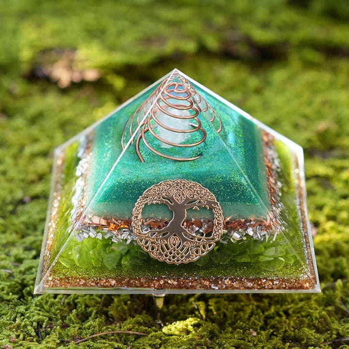 Pyramide d'orgone en cristal clair péridot « Arbre de vie » Olivenorma