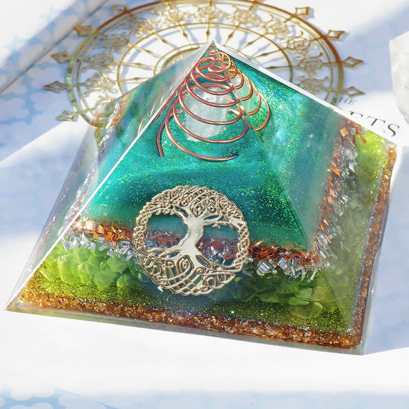 Pyramide d'orgone en cristal clair péridot « Arbre de vie » Olivenorma
