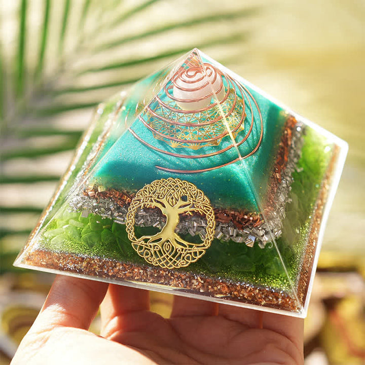 Pyramide d'orgone en cristal clair péridot « Arbre de vie » Olivenorma