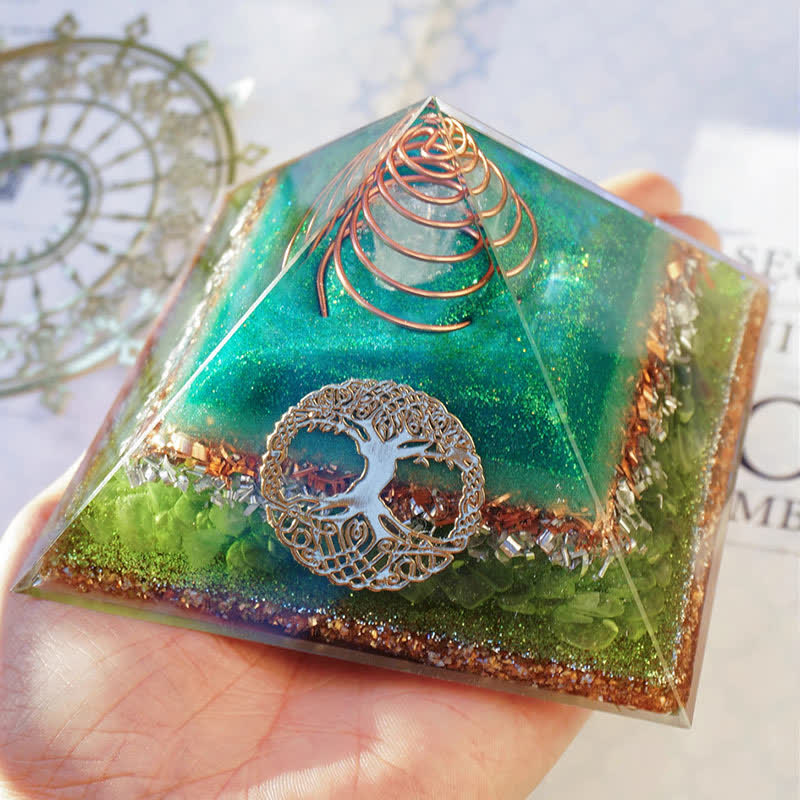 Pyramide d'orgone en cristal clair péridot « Arbre de vie » Olivenorma