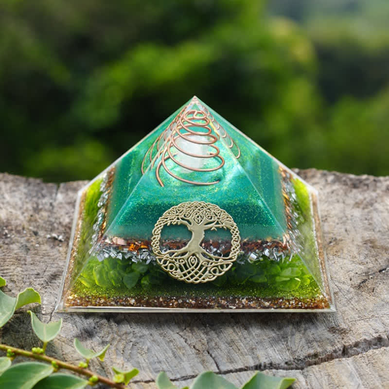 Pyramide d'orgone en cristal clair péridot « Arbre de vie » Olivenorma