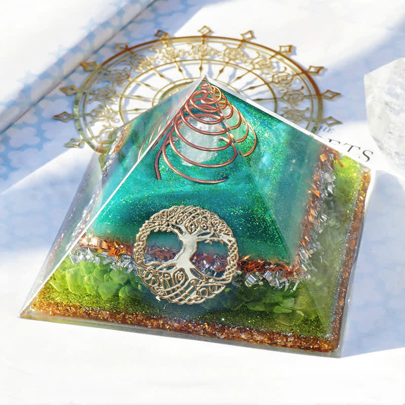 Pyramide d'orgone en cristal clair péridot « Arbre de vie » Olivenorma