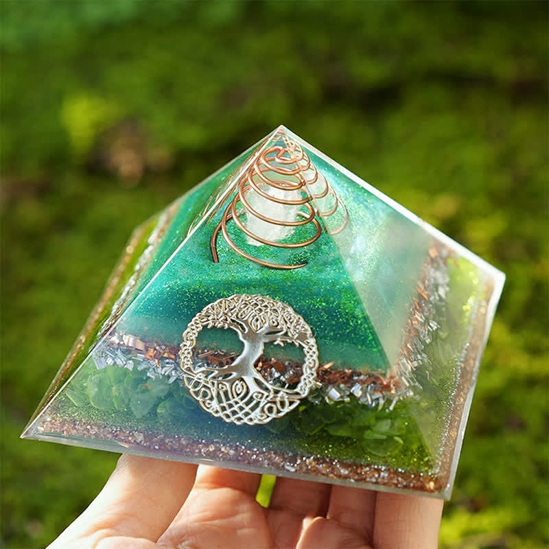 Pyramide d'orgone en cristal clair péridot « Arbre de vie » Olivenorma