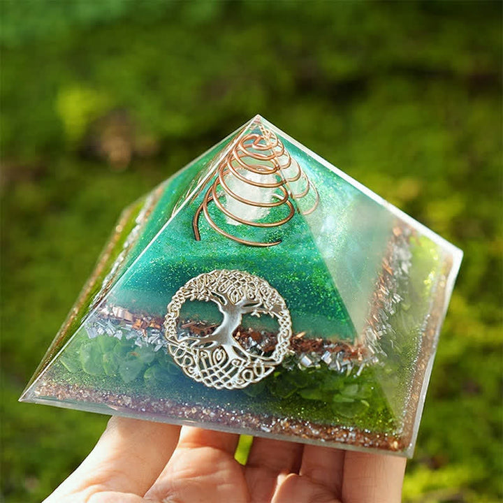 Pyramide d'orgone en cristal clair péridot « Arbre de vie » Olivenorma