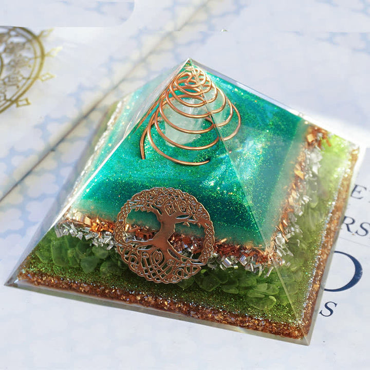 Pyramide d'orgone en cristal clair péridot « Arbre de vie » Olivenorma