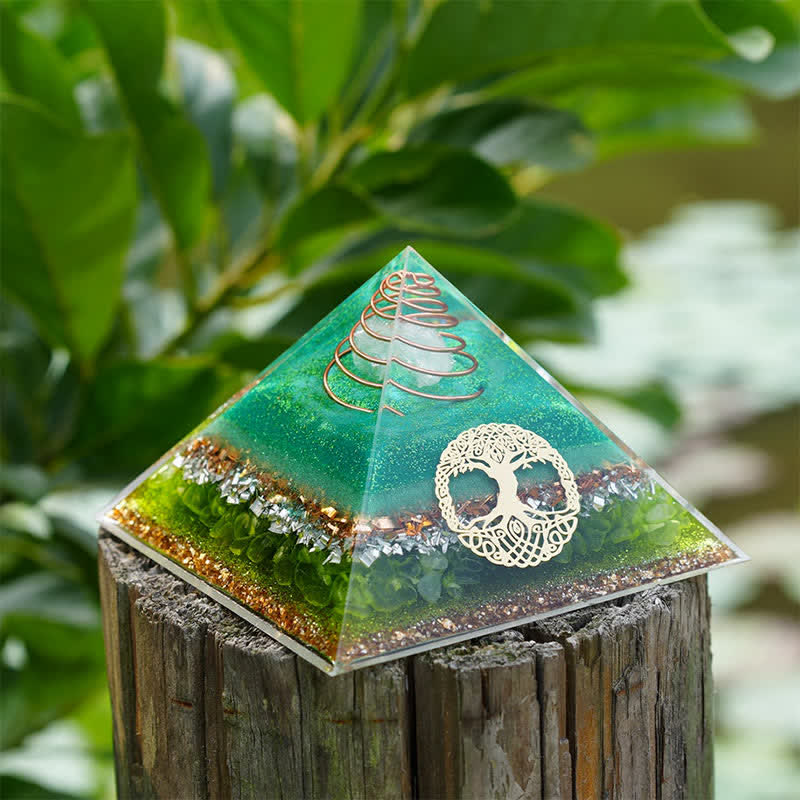 Pyramide d'orgone en cristal clair péridot « Arbre de vie » Olivenorma