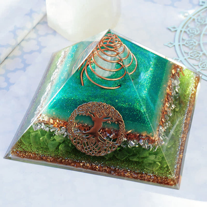 Pyramide d'orgone en cristal clair péridot « Arbre de vie » Olivenorma