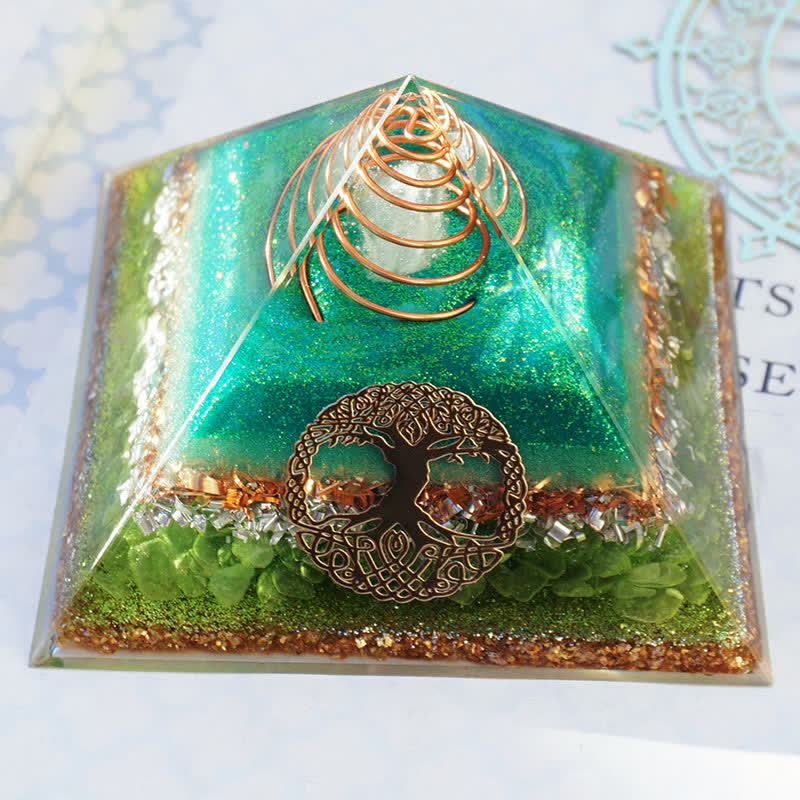 Pyramide d'orgone en cristal clair péridot « Arbre de vie » Olivenorma