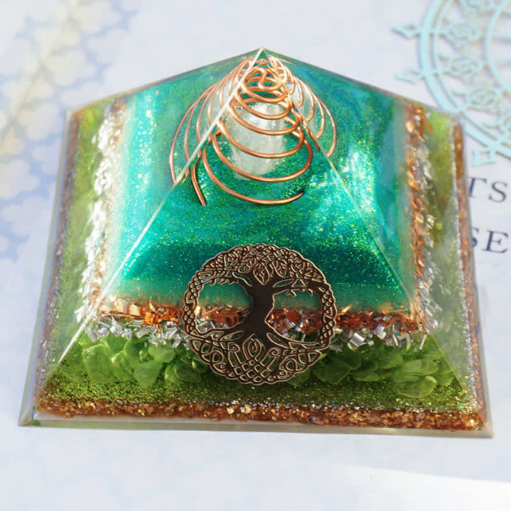 Pyramide d'orgone en cristal clair péridot « Arbre de vie » Olivenorma
