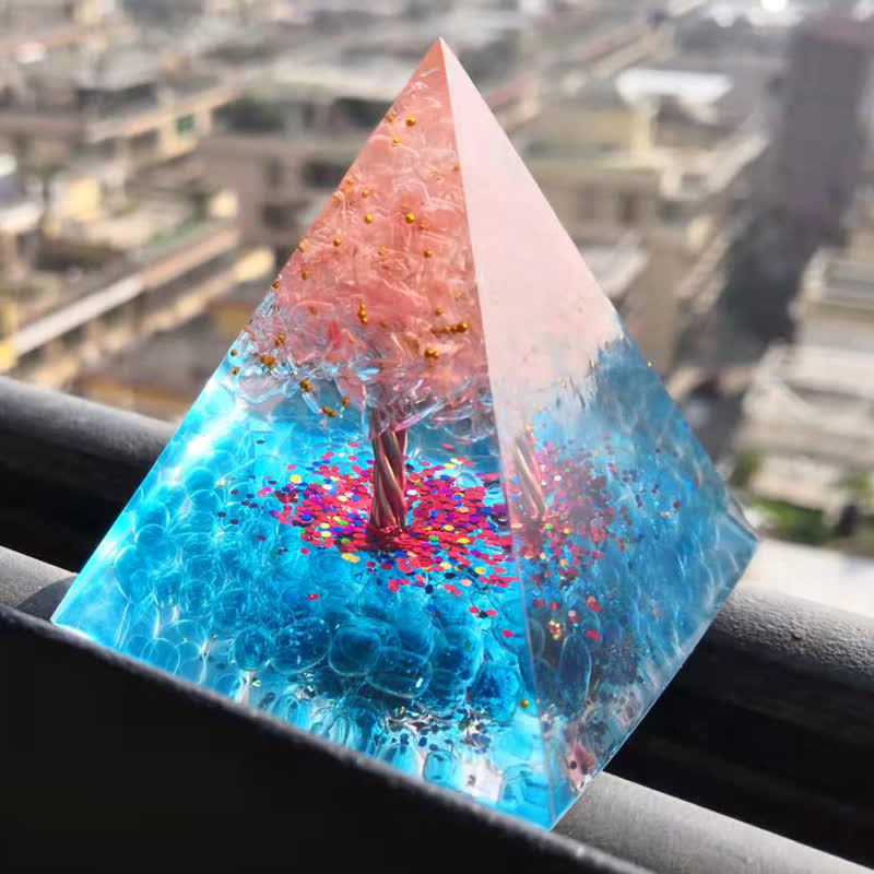 Pyramide d'orgone en quartz rose et aigue-marine avec arbre de vie Olivenorma