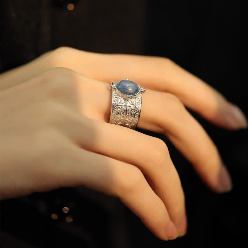 Bague large en aventurine bleue ovale sculptée avec fleur Olivenorma