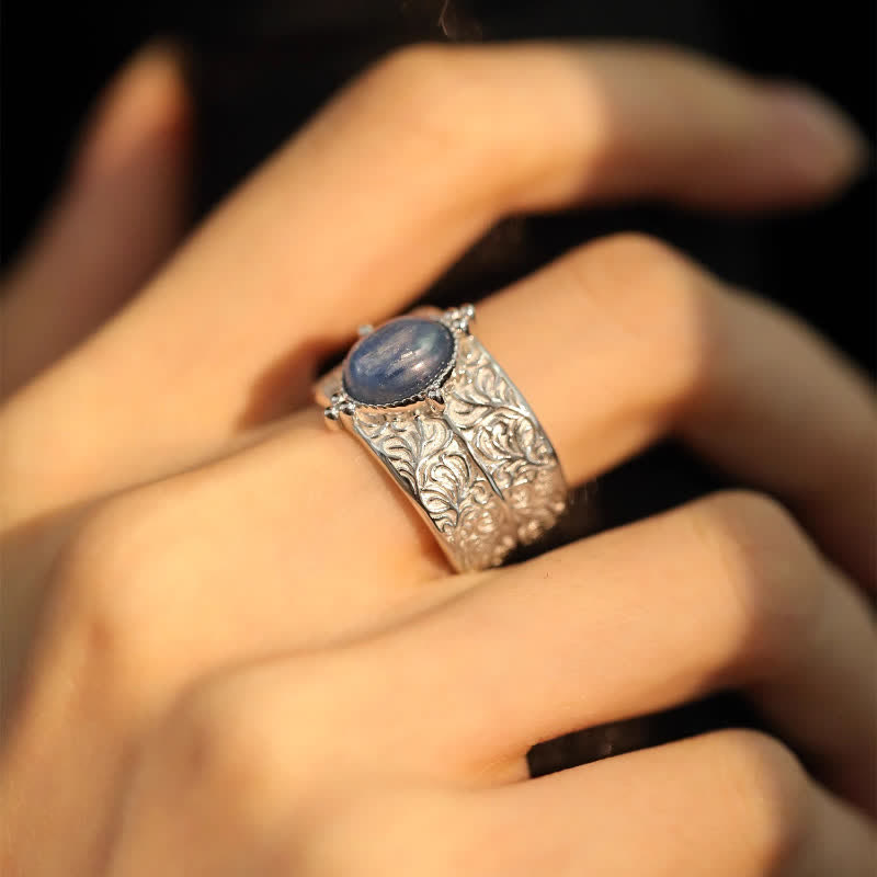 Bague large en aventurine bleue ovale sculptée avec fleur Olivenorma