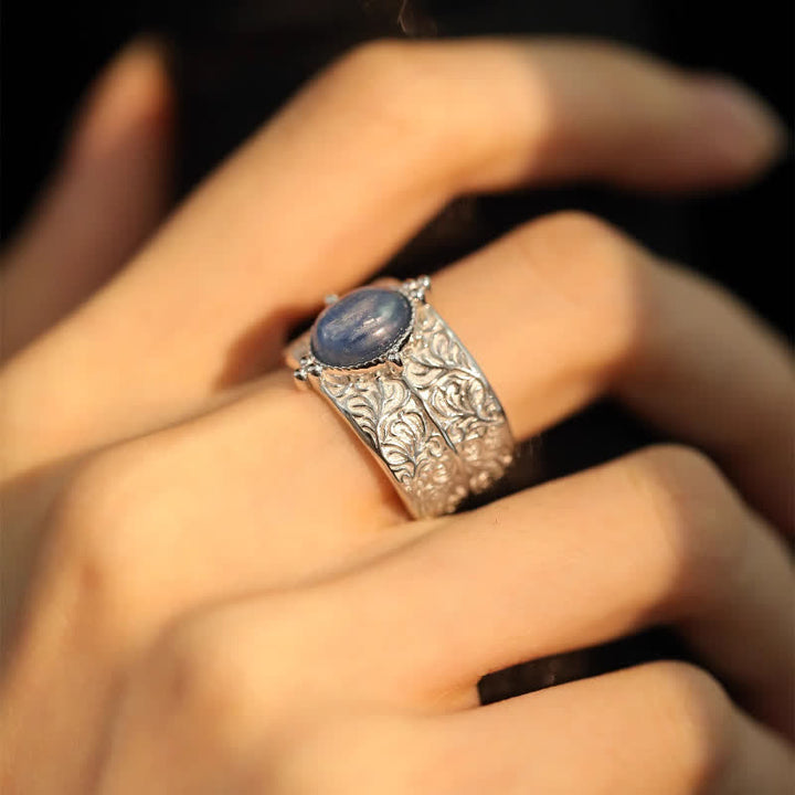 Bague large en aventurine bleue ovale sculptée avec fleur Olivenorma