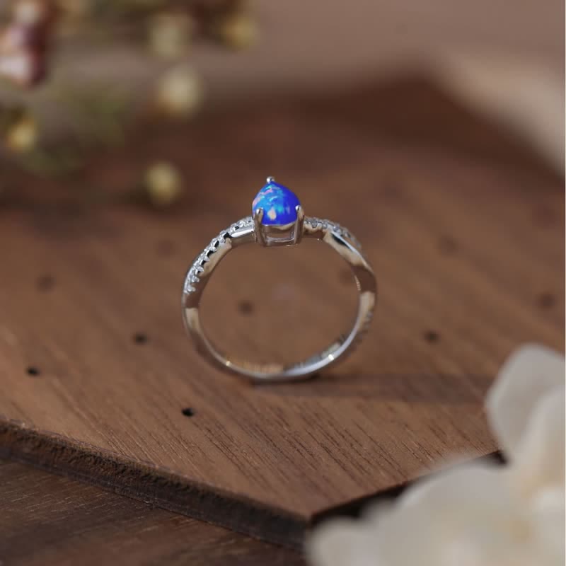 Bague Olivenorma en forme de goutte d'eau avec opale bleue et zircon blanc