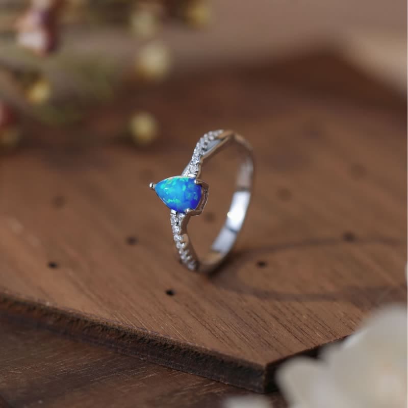 Bague Olivenorma en forme de goutte d'eau avec opale bleue et zircon blanc