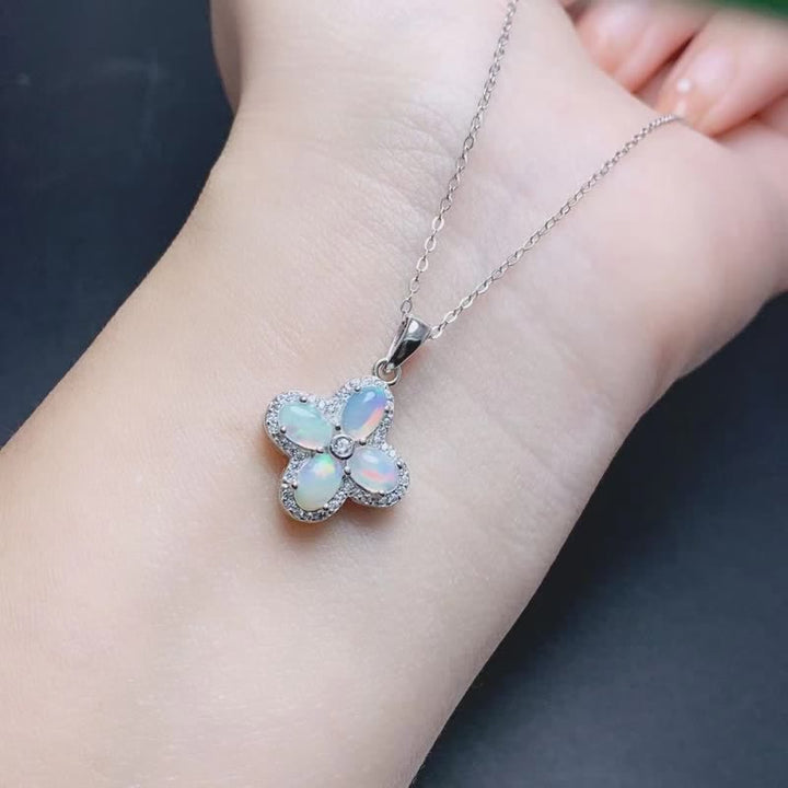 Collier avec pendentif trèfle à quatre feuilles en opale naturelle Olivenorma