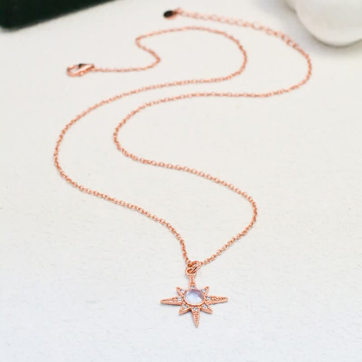Collier pendentif étoile à huit branches en zircon blanc et pierre de lune Olivenorma