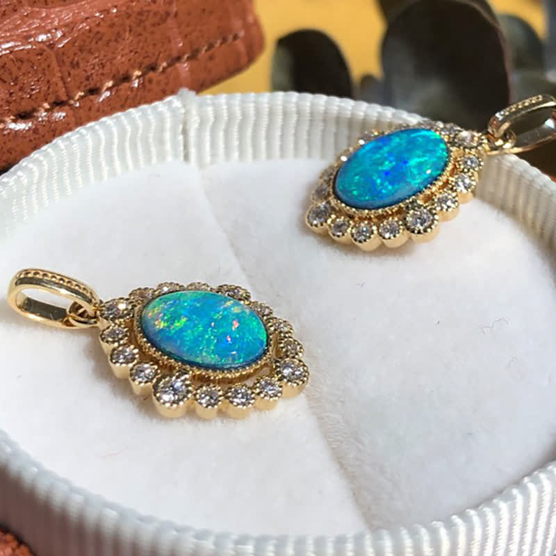 Collier pendentif ovale gravé en opale bleue Olivenorma