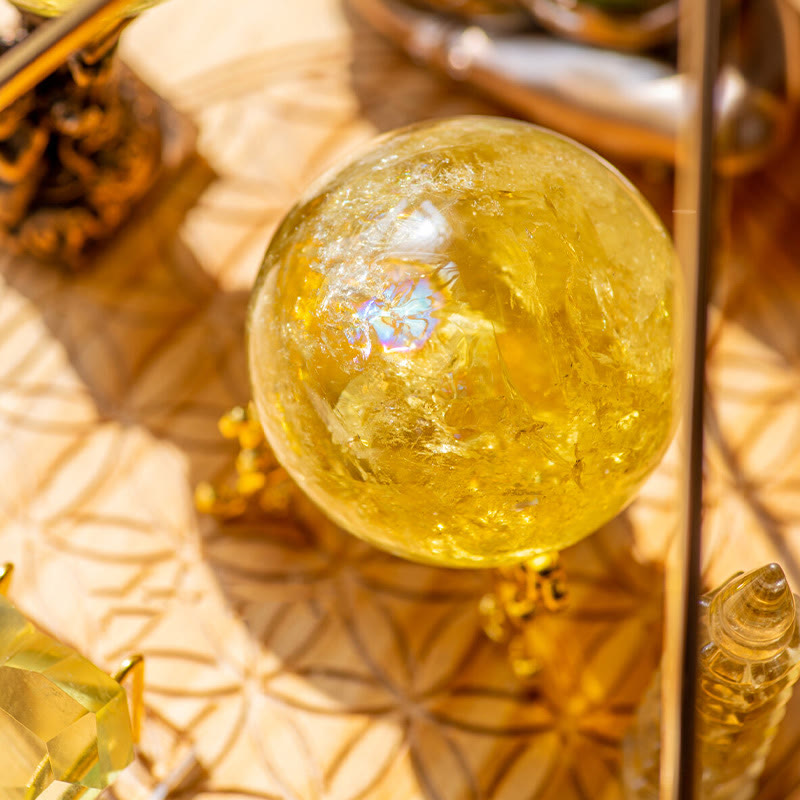 La richesse personnalisée Olivenorma coule dans la pyramide de cristaux de citrine