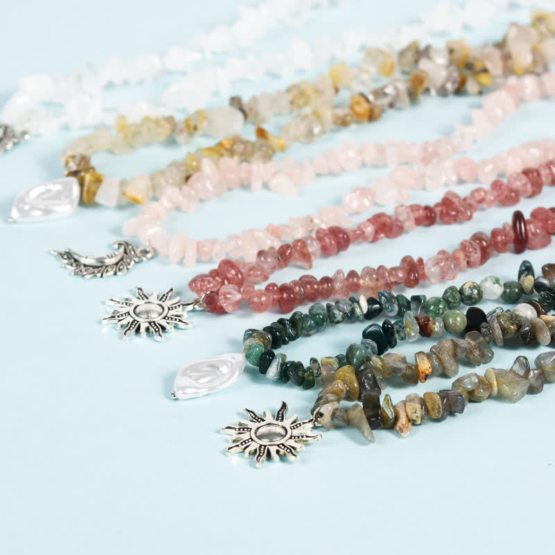 Collier avec pendentif en perles de gravier naturel et perles de soleil et de lune Olivenorma