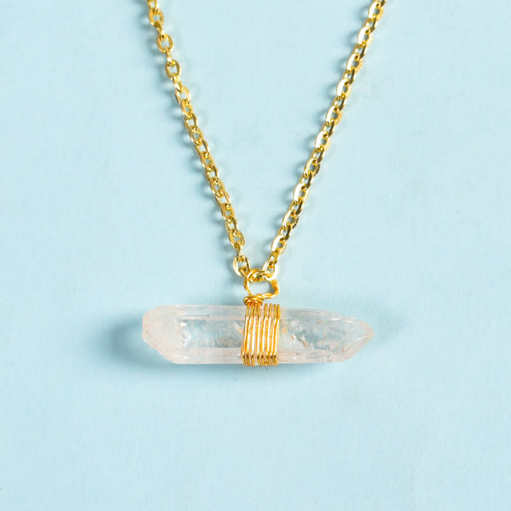 Collier pendentif en quartz transparent avec fil enroulé en métal Olivenorma