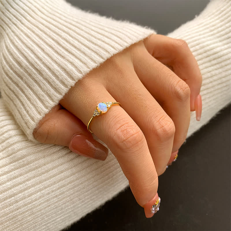 Olivenorma en argent et opale blanche avec zircon blanc de forme simple