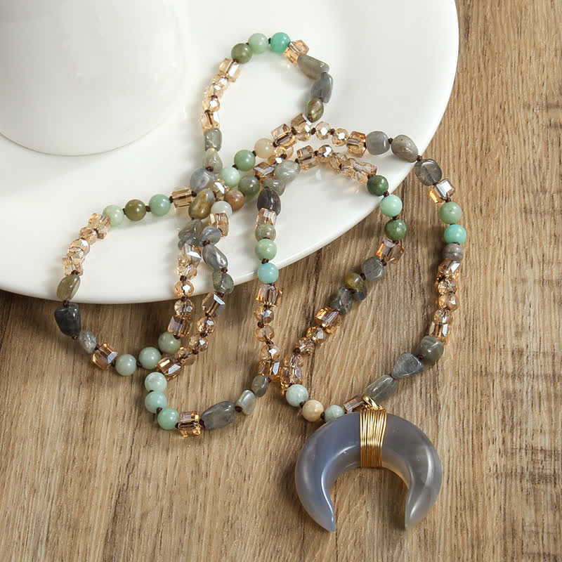 Collier avec pendentif croissant de corne de bœuf en perles de cristal naturel Olivenorma