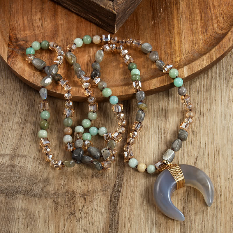 Collier avec pendentif croissant de corne de bœuf en perles de cristal naturel Olivenorma