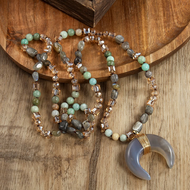 Collier avec pendentif croissant de corne de bœuf en perles de cristal naturel Olivenorma