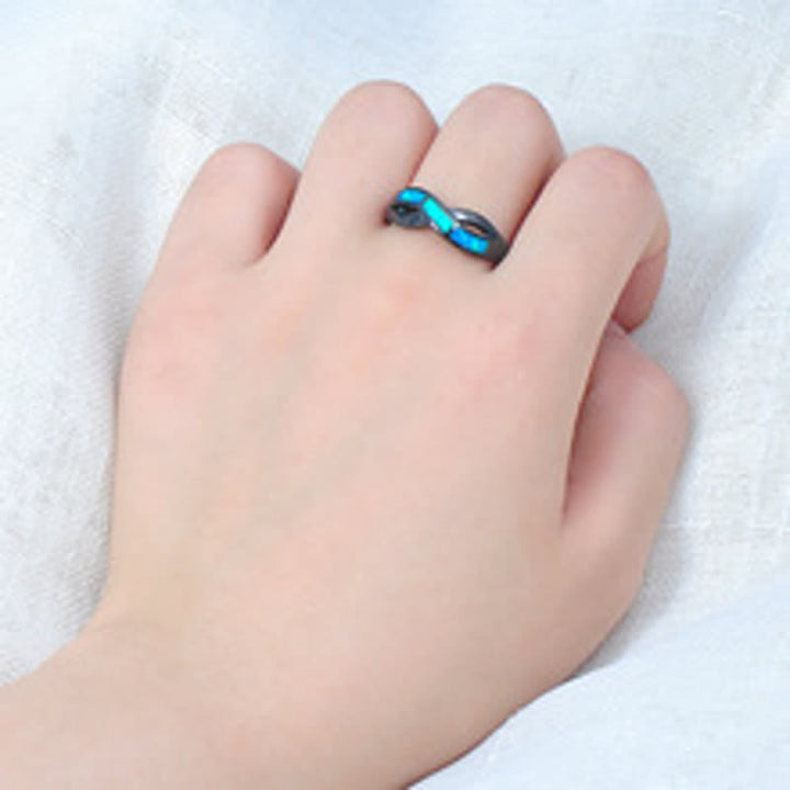 Bague Olivenorma en or noir et opale bleue ondulée avec zircon