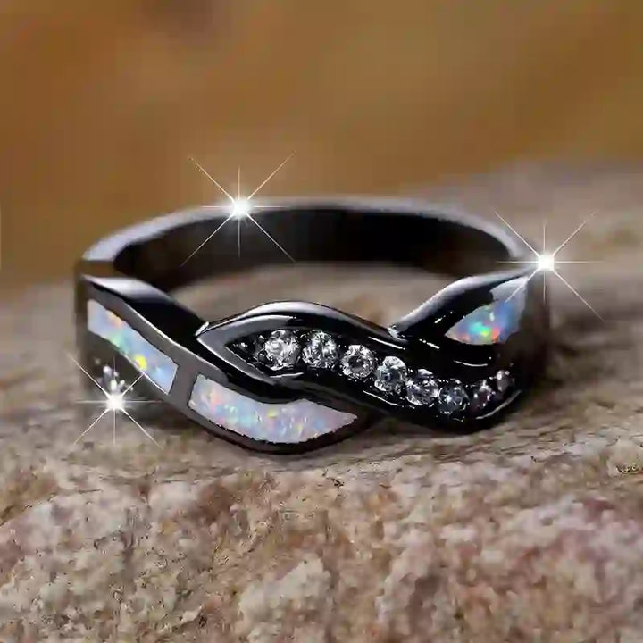 Bague Olivenorma en or noir et opale bleue ondulée avec zircon
