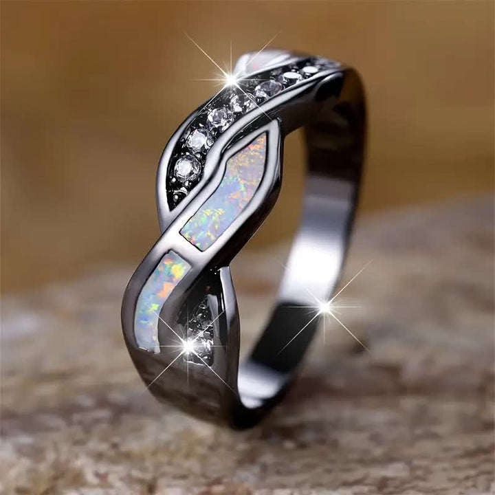 Bague Olivenorma en or noir et opale bleue ondulée avec zircon