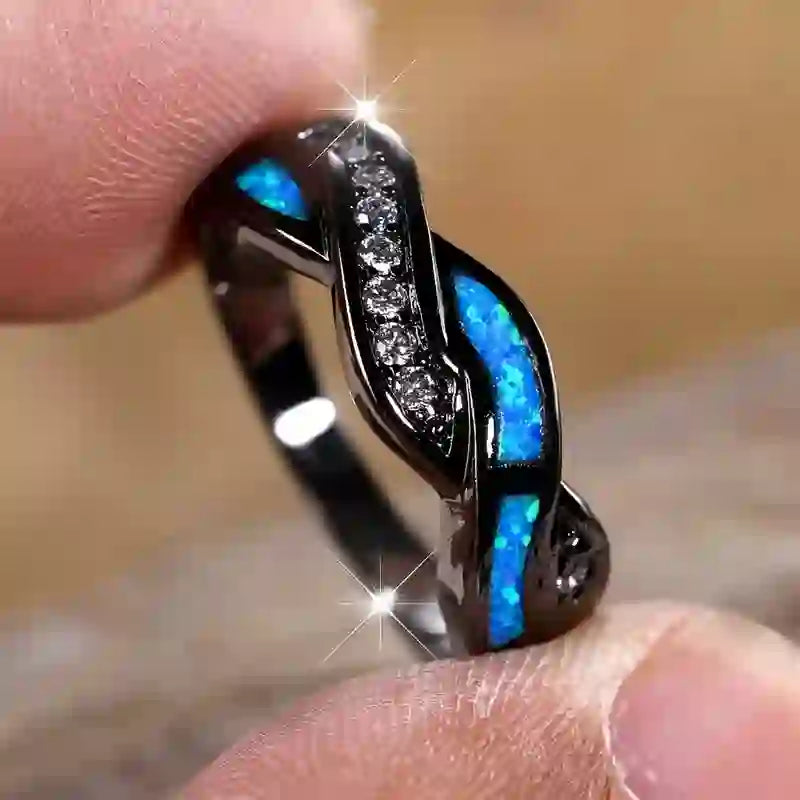 Bague Olivenorma en or noir et opale bleue ondulée avec zircon