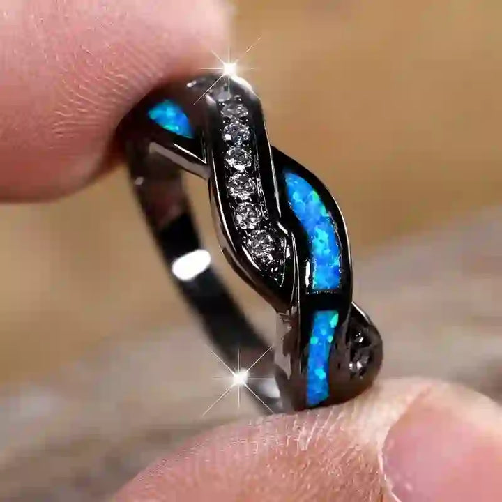 Bague Olivenorma en or noir et opale bleue ondulée avec zircon