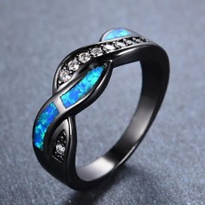 Bague Olivenorma en or noir et opale bleue ondulée avec zircon
