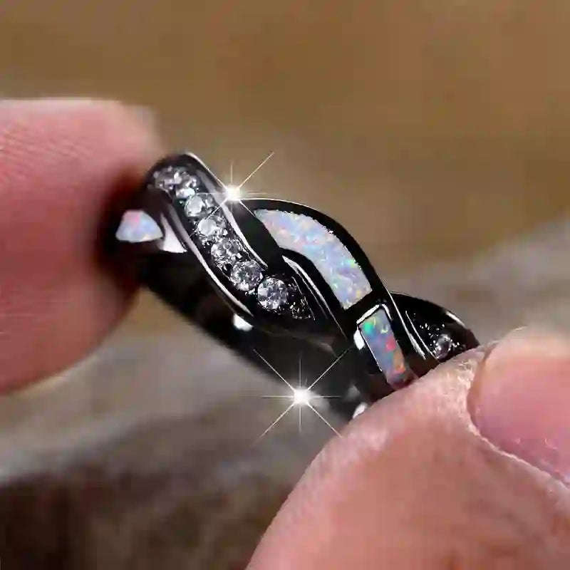 Bague Olivenorma en or noir et opale bleue ondulée avec zircon